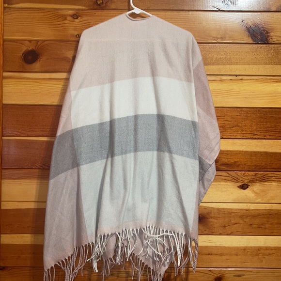 Woolrich cape/wrap - Picture 3 of 4